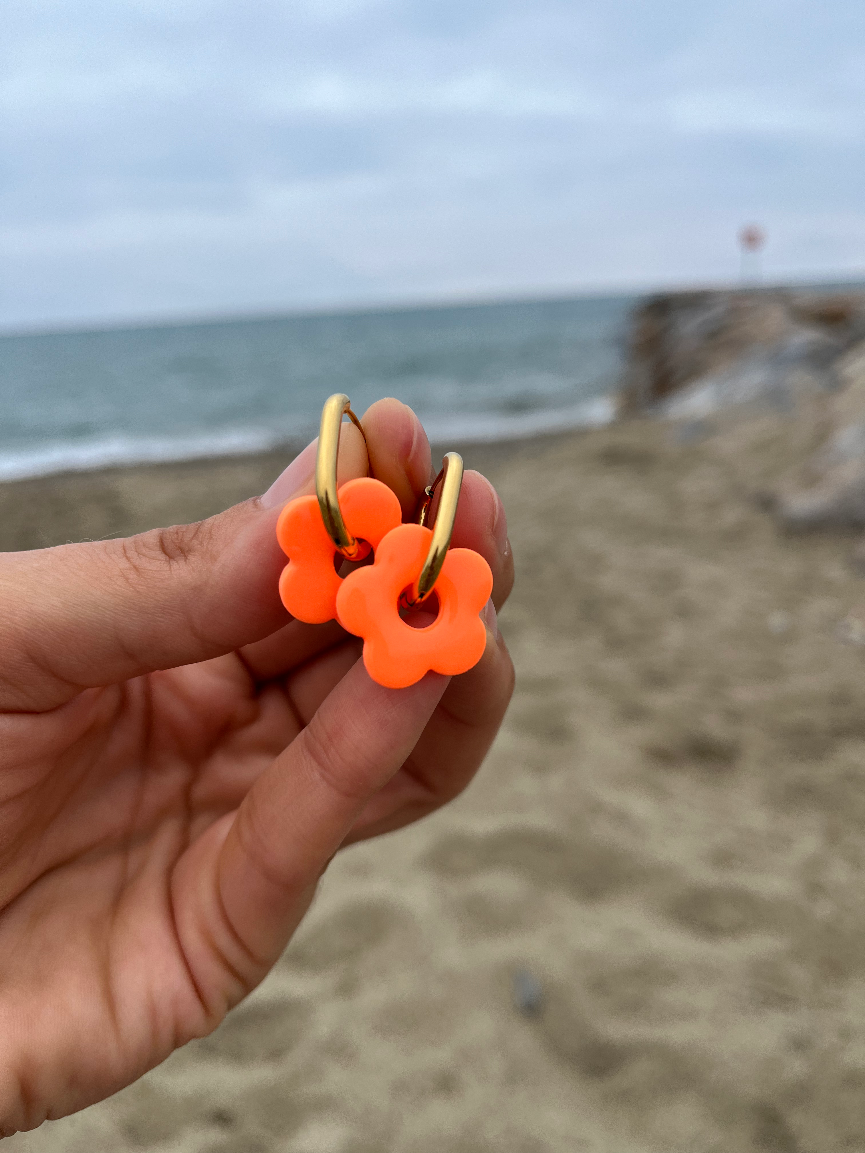 Créoles Montées Fleur orange fluo -Collection Soleil Pop