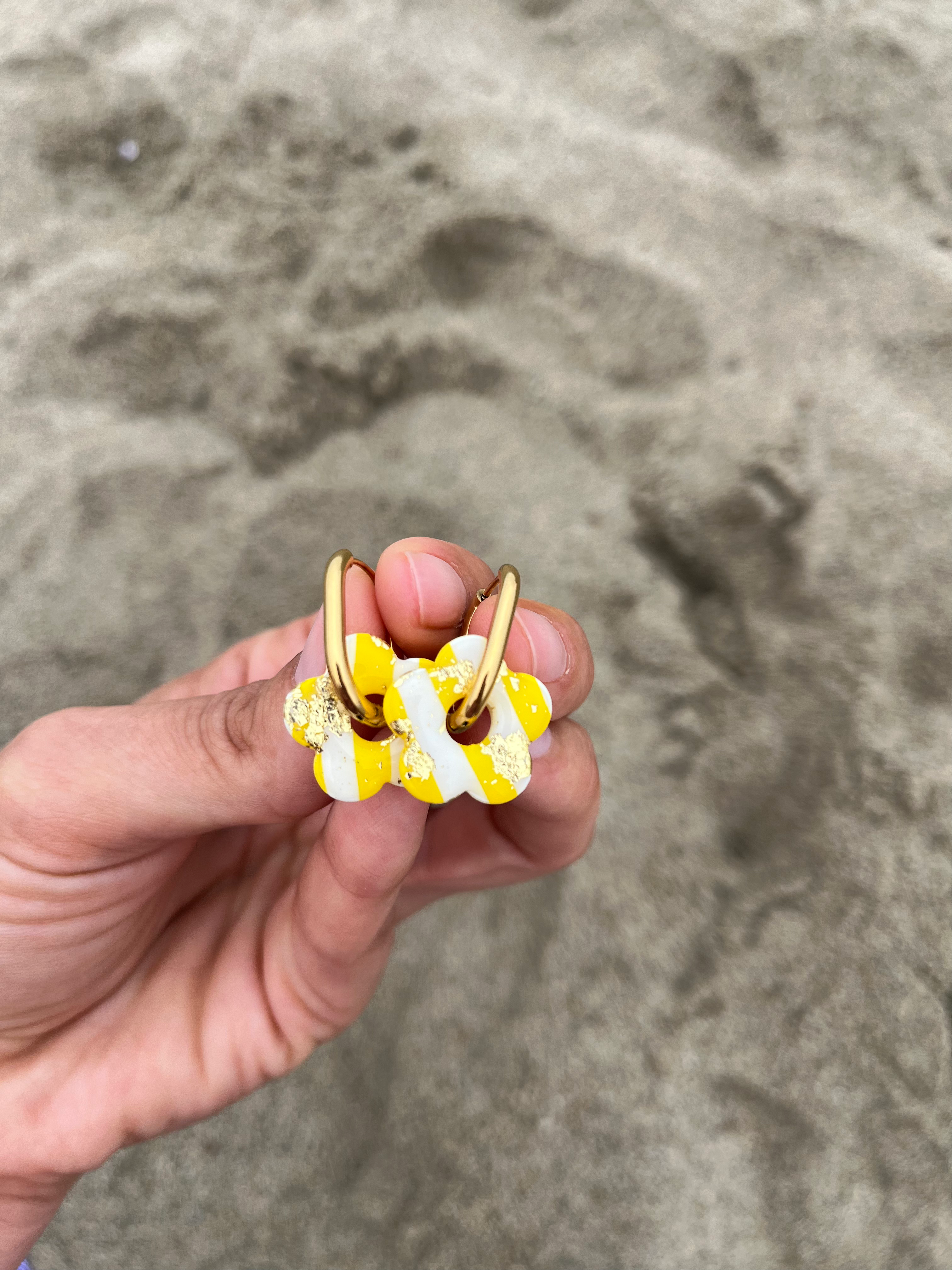 Créoles Montées Fleur Rayée Jaune Pale – Collection Soleil Pop