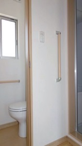 仮設住宅に手摺を設置した写真