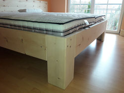 Zirbenbett mit Wandverkleidung