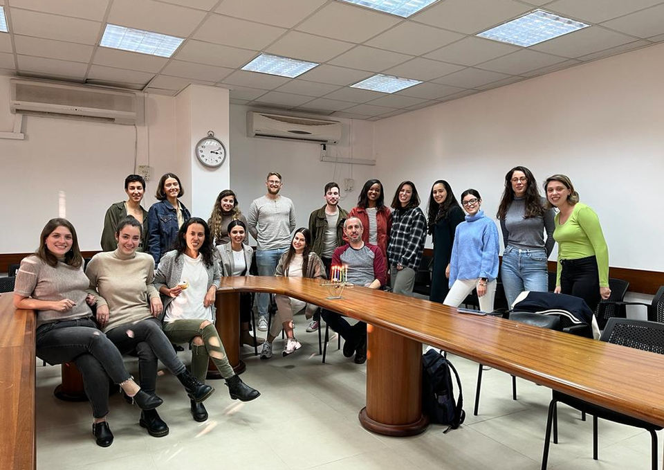 חנוכה במעבדה.jpeg