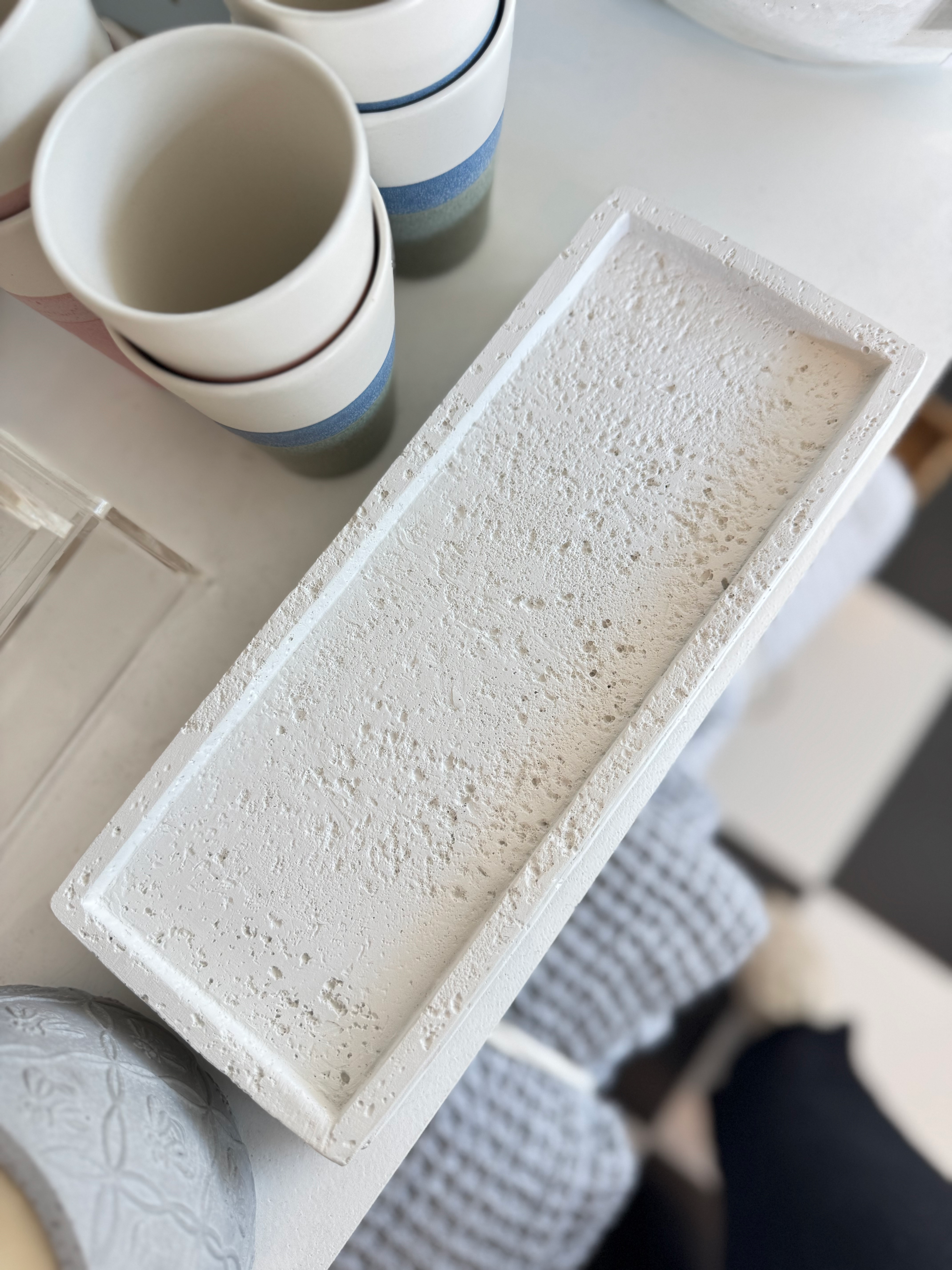 מגש מלבני בעבודת יד בגימור אבן טבעית בצבע לבן