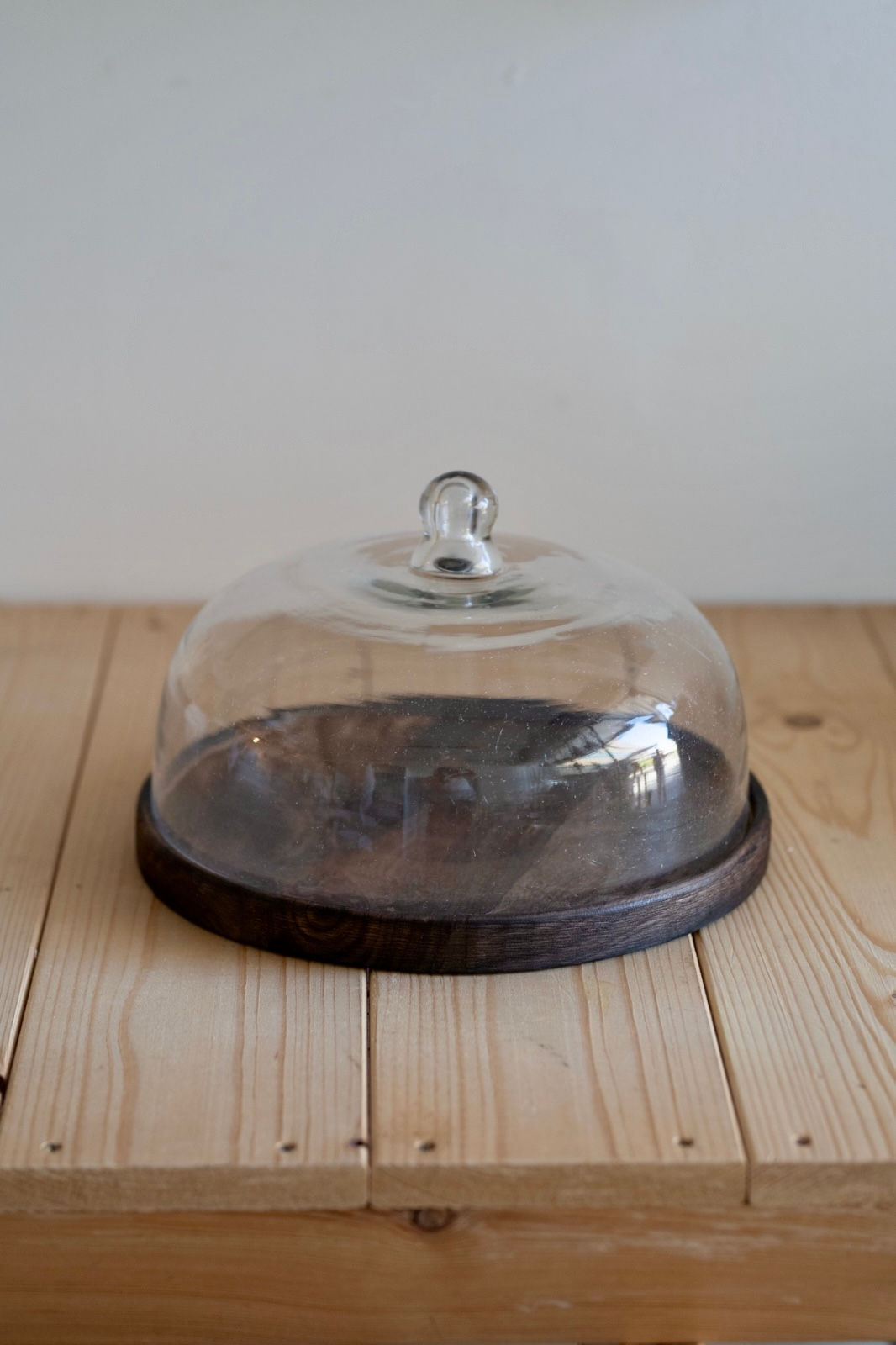 מגש עץ עגול לעוגה ופעמון זכוכית 