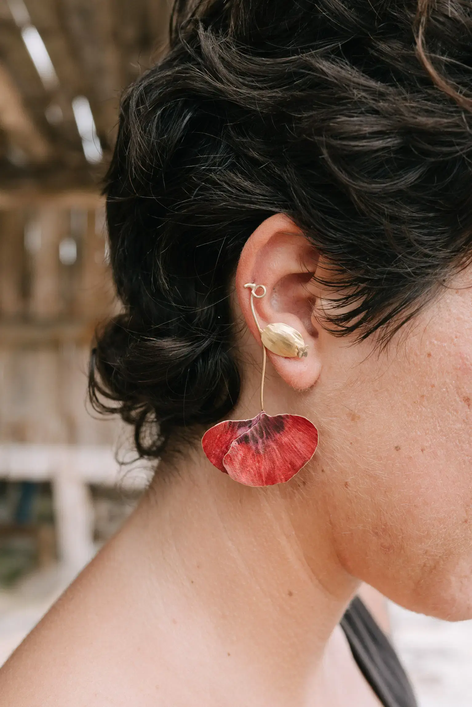 Collar Amapolas de latón texturizado, joyería artesanal María Rosúa inspirada en la flora mediterránea.