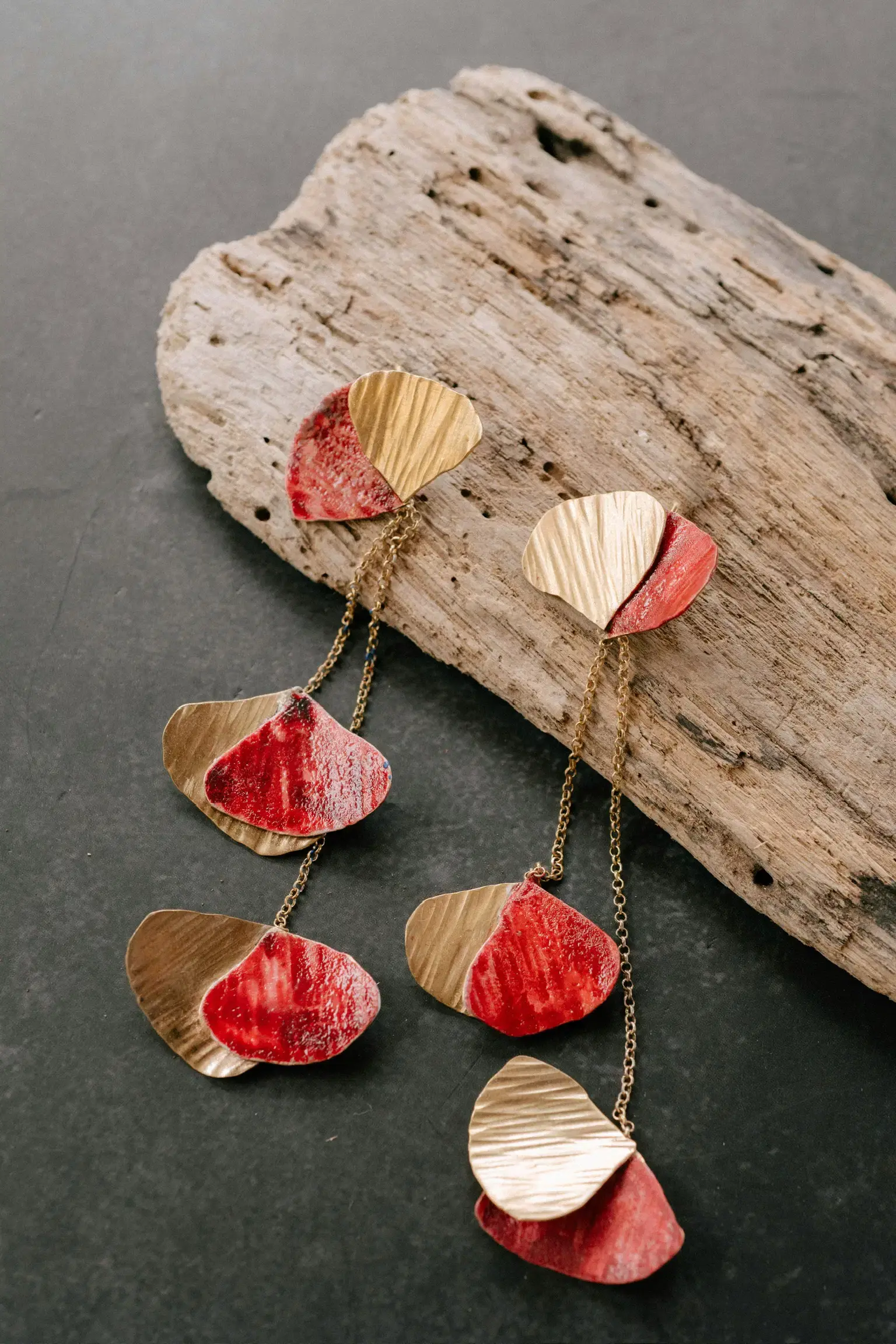 Collar Amapolas de latón texturizado, joyería artesanal María Rosúa inspirada en la flora mediterránea.