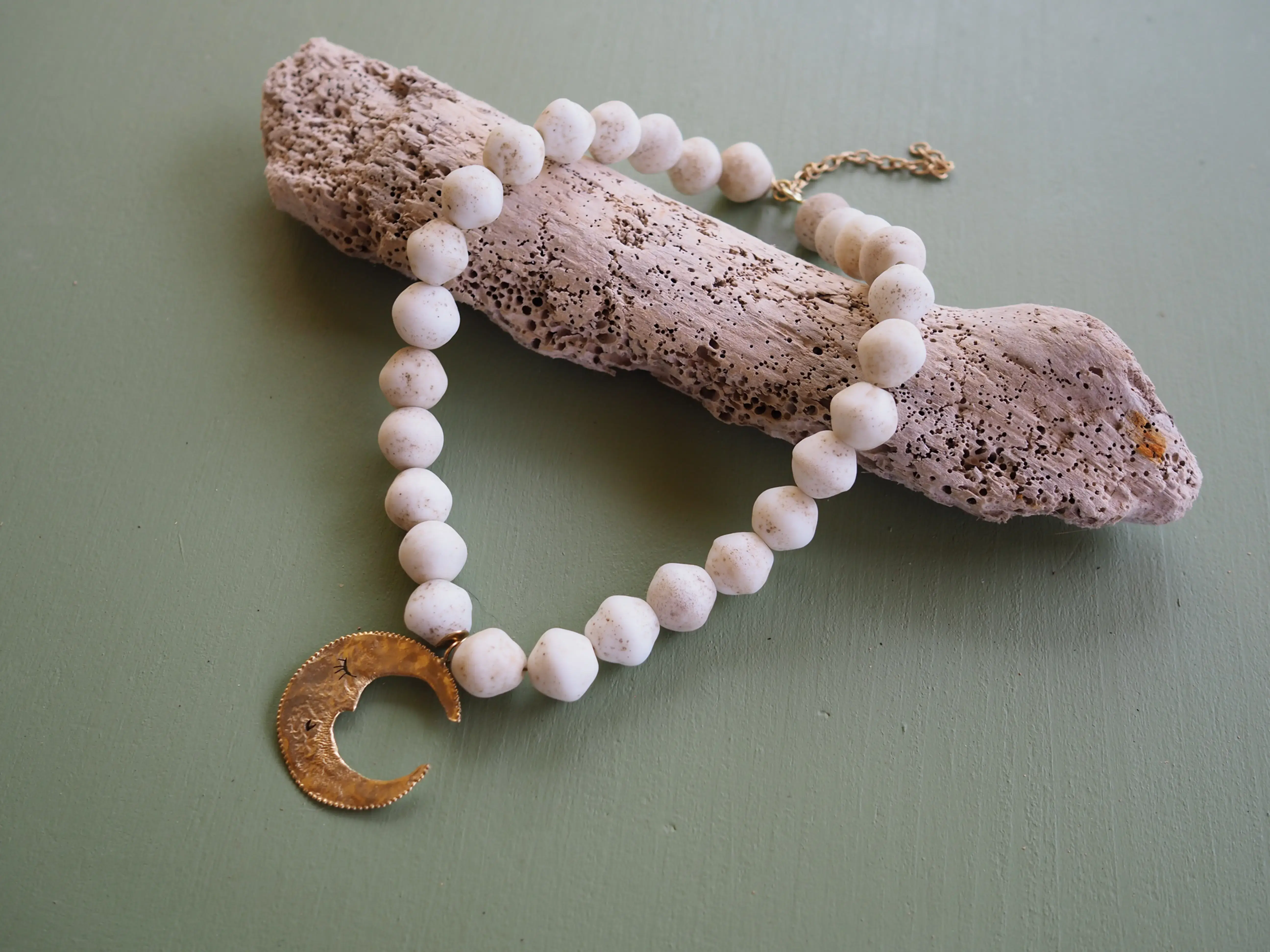 Collar luna y vidrios 