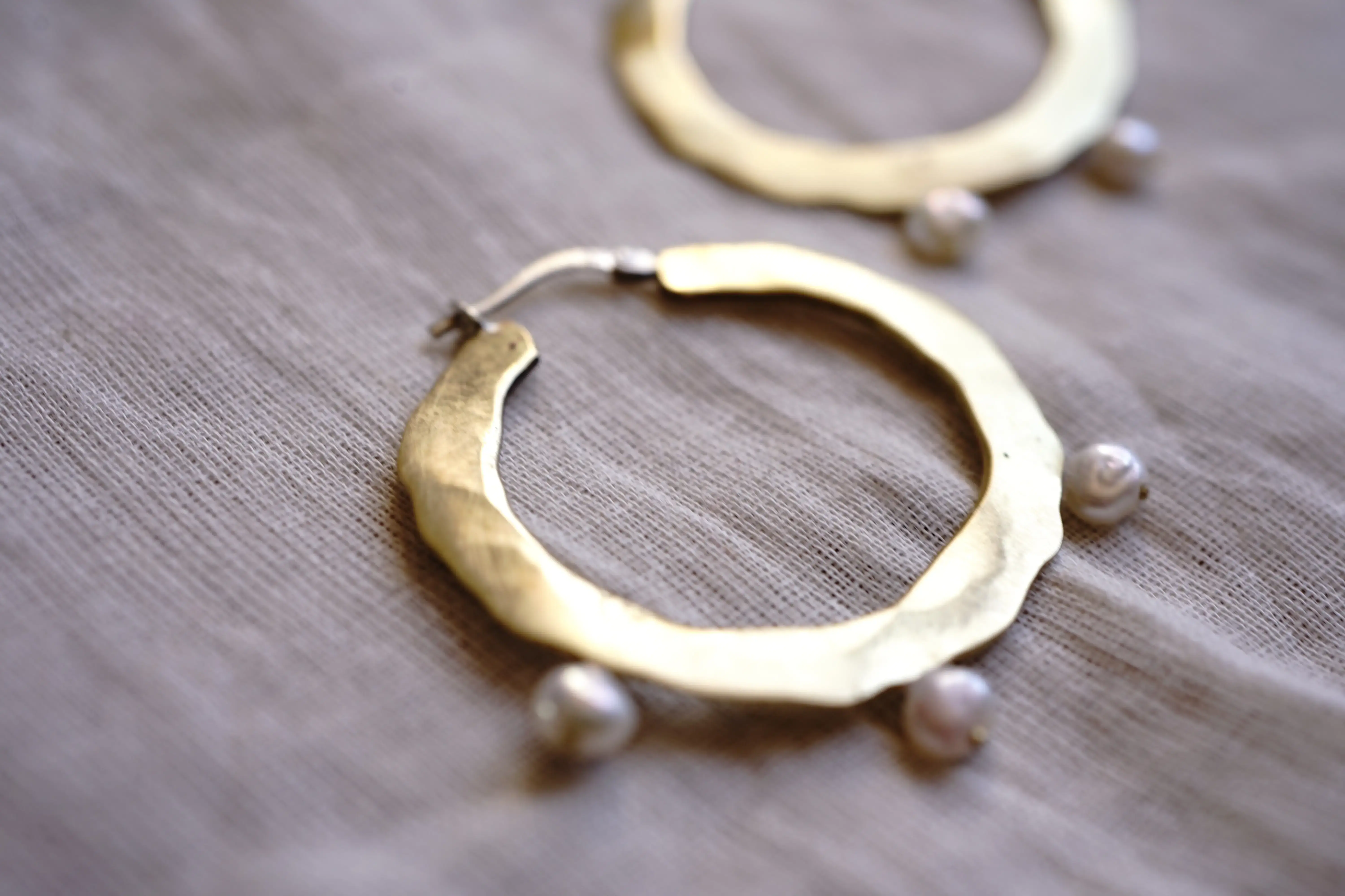 Argollas con perlas de rio | María Rosúa