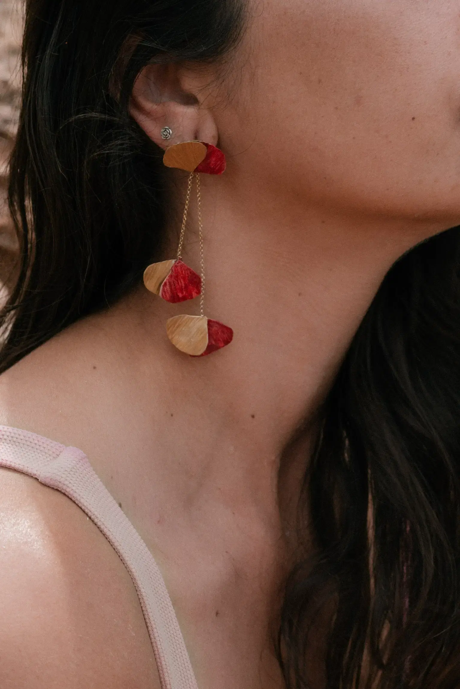 Collar Amapolas de latón texturizado, joyería artesanal María Rosúa inspirada en la flora mediterránea.