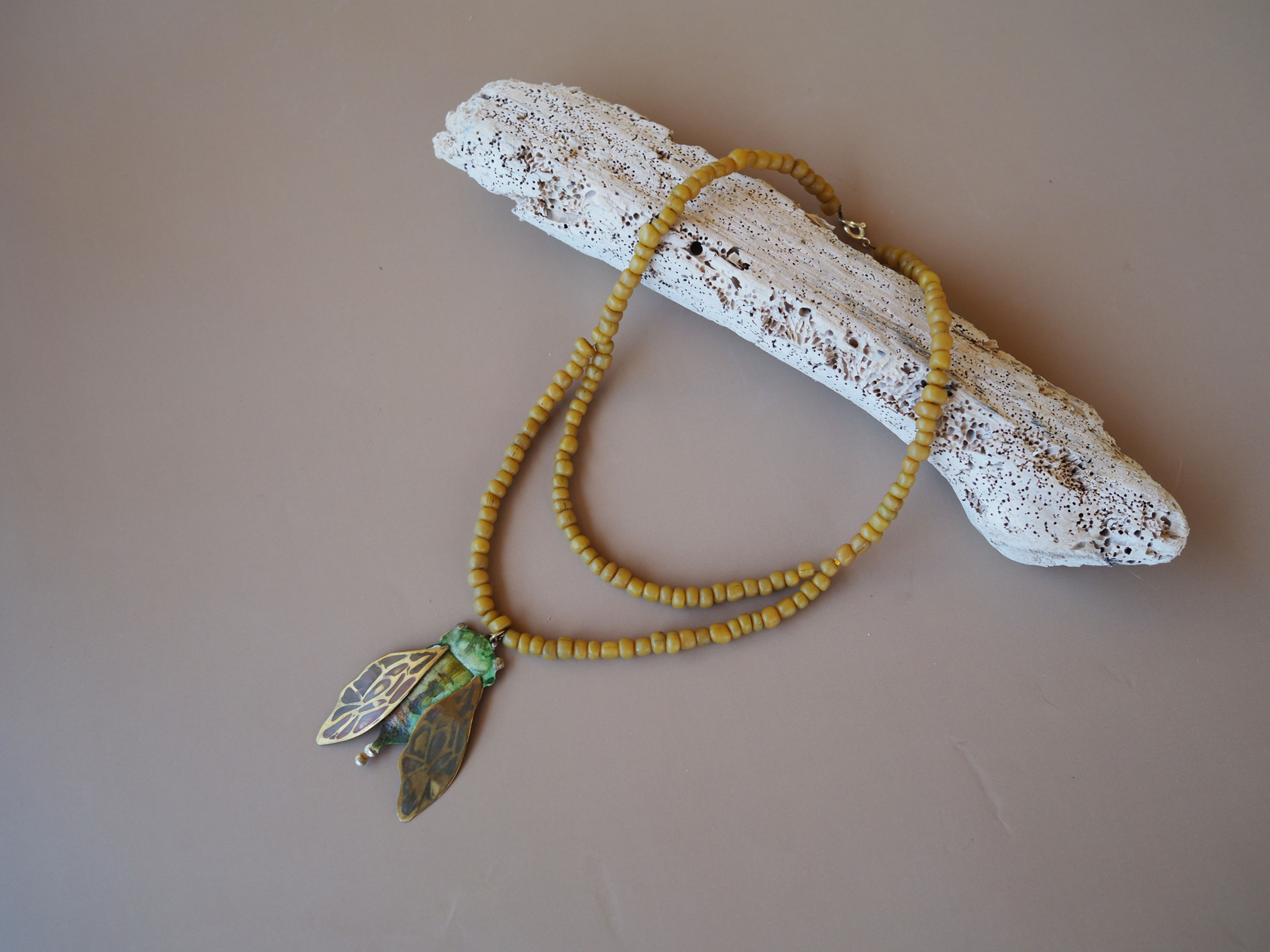 Collar chicharra y vidrios