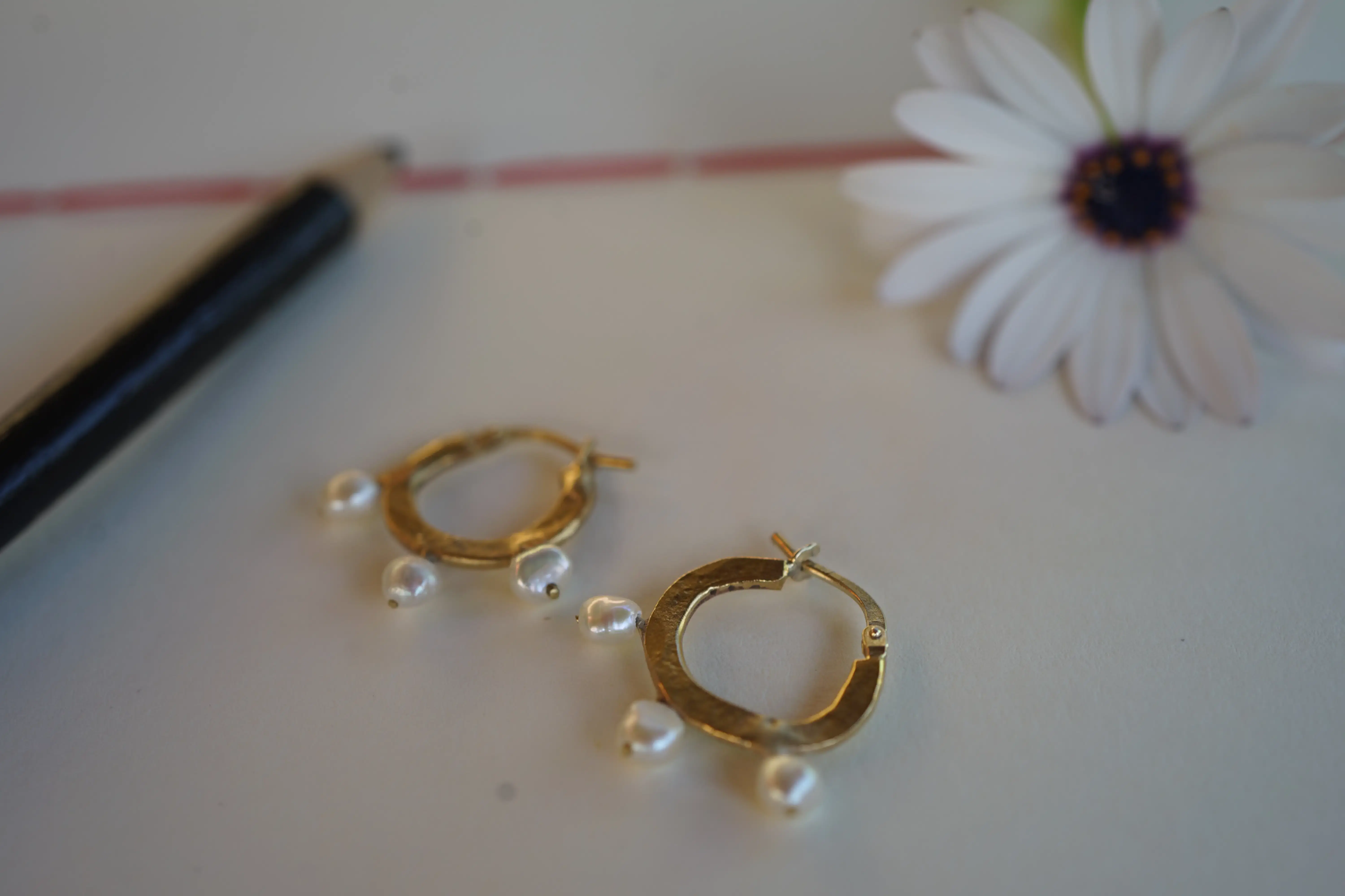 Argollas con perlas de rio | María Rosúa