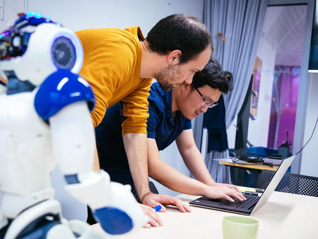 Impact de l'intelligence artificielle sur les employés et la clientèle en milieu professionnel.