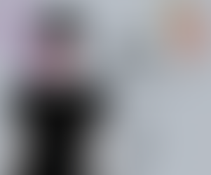 Illustrazione pop contemporanea con donna in bianco e nero, occhiali scuri e chewing gum rosa. La frase “Aggia fa’ ’o mio. Faccio il mio. Il resto si organizza.” diventa un manifesto ironico di autonomia, confini e sovranità personale.