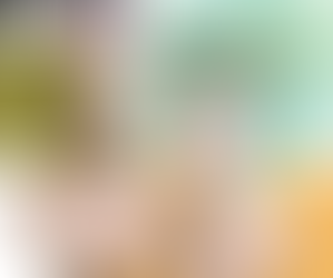 Illustrazione ironica con due busti in stile romano: a sinistra una figura femminile dall’espressione austera (la suocera), a destra un’altra con sguardo laterale e bigodino rosa in testa (la cognata). Sullo sfondo colorato e pop, con pois e acquerelli, compare una notifica di messaggio e il titolo: “Diario di un legame coatto – Suocere & cognate”, scritto in caratteri misti tra corsivo e stampato, con farfalle decorative. L’immagine unisce estetica classica e riferimenti contemporanei per rappresentare con ironia i legami familiari acquisiti.