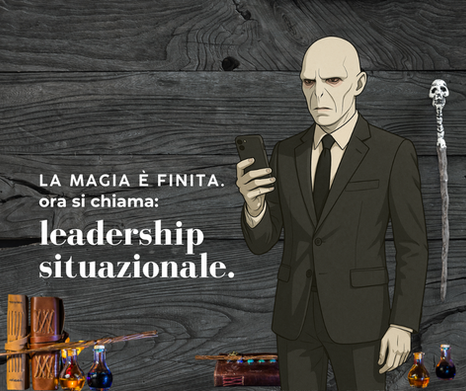 Un’illustrazione in stile cartoon raffigura una figura ispirata a Voldemort, in piedi, vestita con un elegante completo scuro e con uno smartphone in mano, mentre guarda lo schermo con espressione seria. Lo sfondo è in legno scuro, con elementi magici come pozioni, bacchette e libri ai lati. In alto a sinistra si legge la scritta: "La magia è finita. Ora si chiama: leadership situazionale."