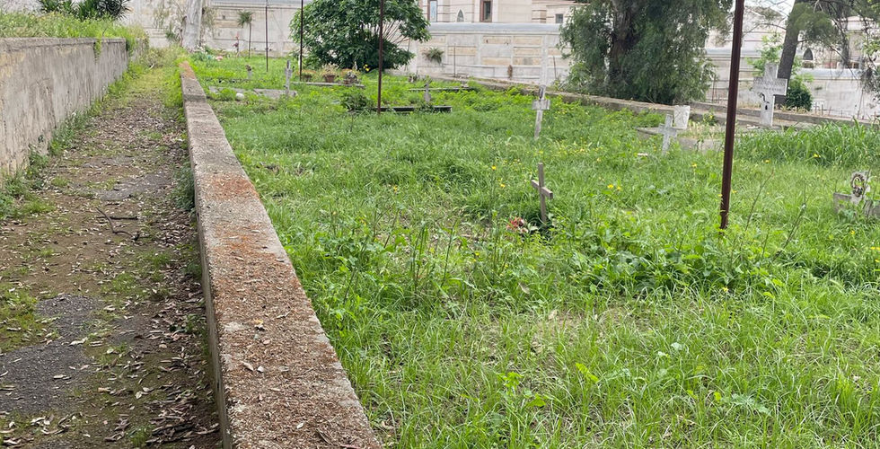 il degrado del cimitero nuovo di napoli