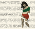 Donna spezzata avvolta dal tricolore italiano, su sfondo di parole chiave che raccontano la crisi dell’Italia.
