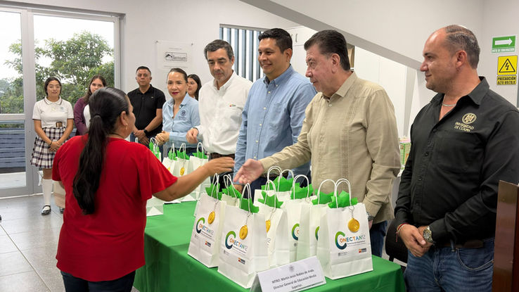 Acercan UdeC y Ternium a familias y estudiantes mediante taller de tecnologías