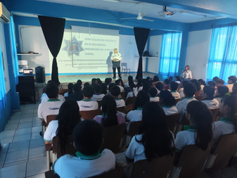 Policía Municipal de Colima fortalece prevención de violencia digital en secundarias de la capital