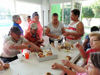 DIF Tecomán reparte Rosca de Reyes entre personas de la tercera edad