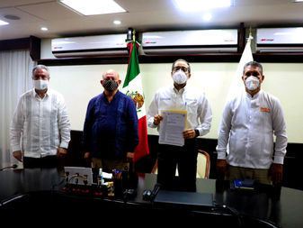 Recibe gobernador compendio de peticiones de la Sección 39 del SNTE