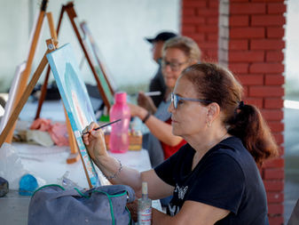 Aprenden jubilados y jubiladas técnicas artísticas para pintar desde el corazón