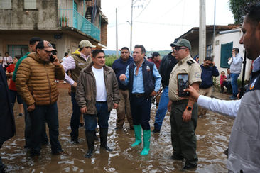 Acude Pablo Lemus Navarro, Gobernador de Jalisco, a brindar respaldo a personas afectadas por desbordamiento del río El Tajo, en Tototlán