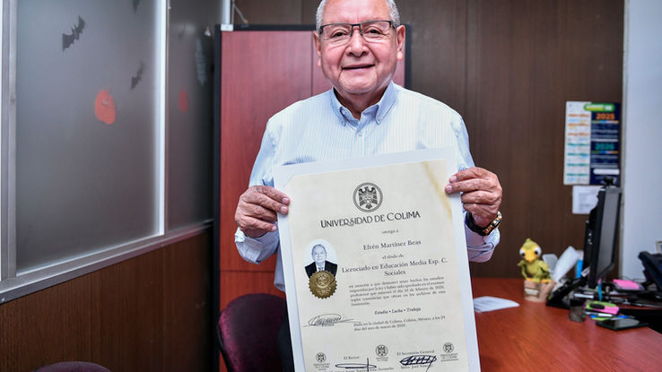 Recibe rector de la UTZMG su título de la UdeC, 43 años después de egresar