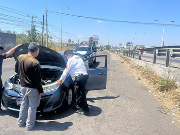 Policía Municipal brinda apoyo a conductor varado en el Libramiento Ejército Mexicano