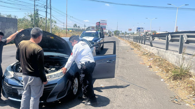 Policía Municipal brinda apoyo a conductor varado en el Libramiento Ejército Mexicano