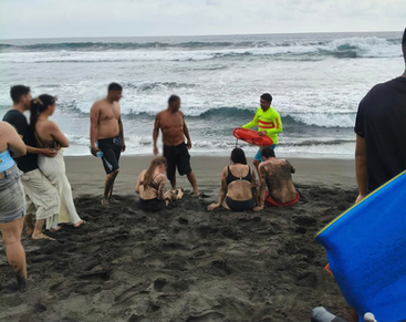 Guardavidas rescatan a cuatro personas de Michoacán en peligro de ahogarse en Cuyutlán