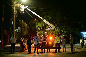 Durante la madrugada, Riult Rivera supervisa en Lo de Villa el encendido de luminarias hasta que todas quedaron funcionando