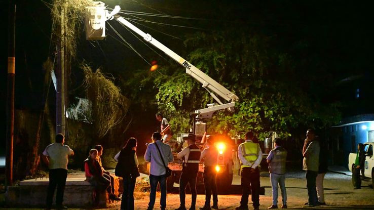Durante la madrugada, Riult Rivera supervisa en Lo de Villa el encendido de luminarias hasta que todas quedaron funcionando