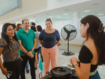 Estudiantes de Manzanillo traen el mundo a su campus con el Mercadito RAEM