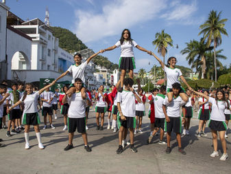 En Manzanillo participaron 2 mil 600 personas en el Desfile de la Revolución Mexicana