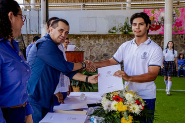 Bachillerato 11 despide a generación pionera de Electromecánica
