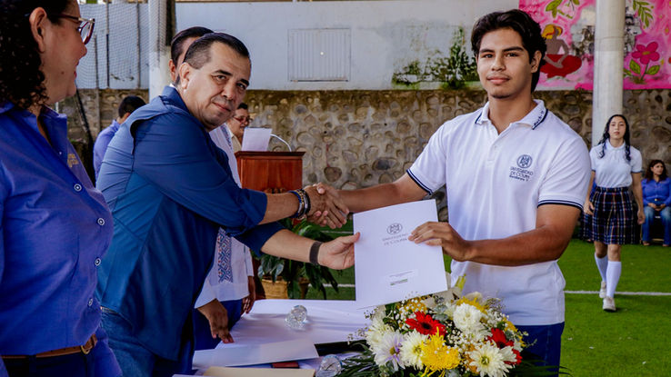 Bachillerato 11 despide a generación pionera de Electromecánica
