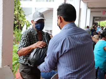 Entrega Ayuntamiento de Tecomán 100 despensas a familias vulnerables