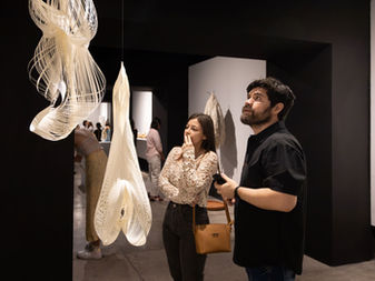 Con textiles, la artista Lulú Osnaya busca entender la relación humana con los materiales de ritos mortuorios