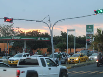 Instalan semáforos modernos en Tercer Anillo y Avenida Ayuntamiento