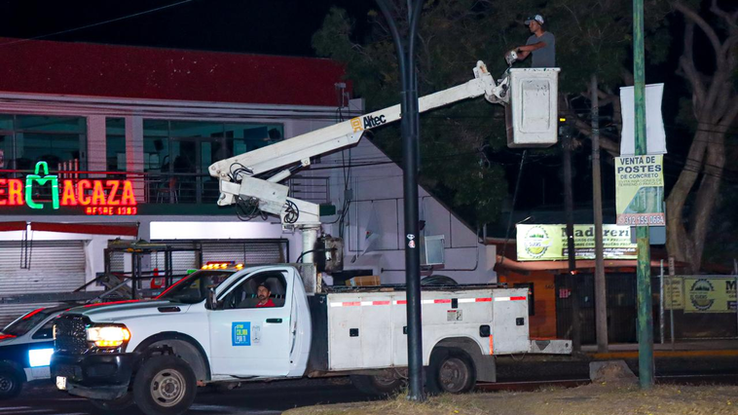 Riult Rivera camina El Diezmo junto a sus vecinos y atiende necesidades de luminarias y poda