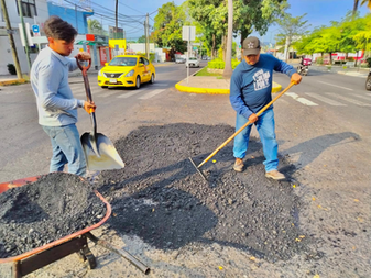 Cuadrillas de bacheo del Ayuntamiento de Colima siempre activas