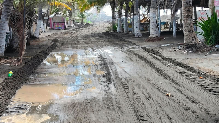 Ayuntamiento 𝗱𝗲 𝗧𝗲𝗰𝗼𝗺𝗮́𝗻 𝗿𝗲𝗮𝗹𝗶𝘇𝗮 𝗹𝗶𝗺𝗽𝗶𝗲𝘇𝗮 𝗱𝗲 𝗮𝗿𝗲𝗻𝗮 𝗲𝗻 𝗮𝗰𝗰𝗲𝘀𝗼 𝗮 𝗣𝗹𝗮𝘆𝗮 𝗣𝗮𝘀𝗰𝘂𝗮𝗹𝗲𝘀
