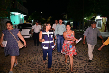 Supervisa gobierno de Riult Rivera alumbrado público en recorrido nocturno en La Albarrada para garantizar calles iluminadas.