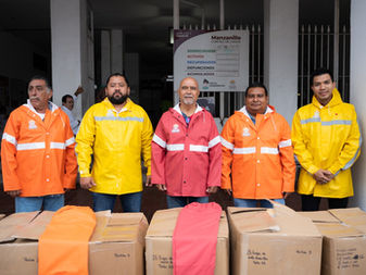 Entrega Griselda Martínez impermeables para el trabajo de todas las áreas del Ayuntamiento