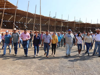 Constructores le entregan a la alcaldesa Tey Gutiérrez La Petatera