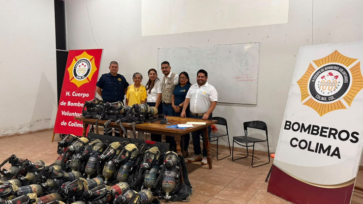 Bomberos Colima recibe importante donación de equipo especializado de Rotarios