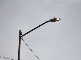 Ayuntamiento de Colima, resuelve falta de iluminación en calle 24 de Febrero, en Bosques del Sur