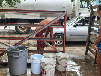 Apoya Virgilio Mendoza con pipas de agua a colonias afectadas por “Hernán”