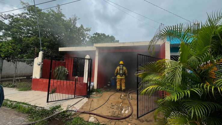 Se incendia vivienda en la colonia Emiliano Zapata, de Villa de Álvarez