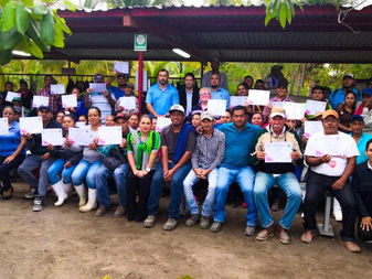 Entregan constancias a jornaleros de Tecomán que participaron el talleres de desarrollo humano